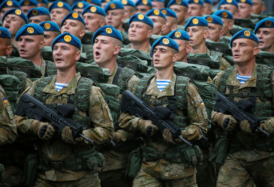 جنود الجيش الأوكرانى يقدمون عروض عسكرية  أثناء عيد الإستقلال
